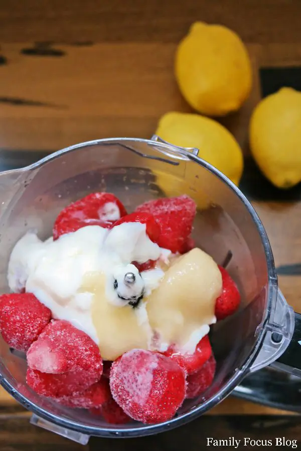 5 minute strawberry frozen yogurt
