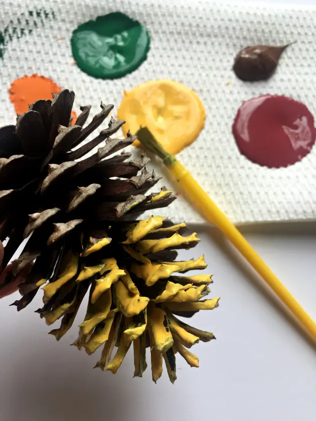pine-cone Christmas garland