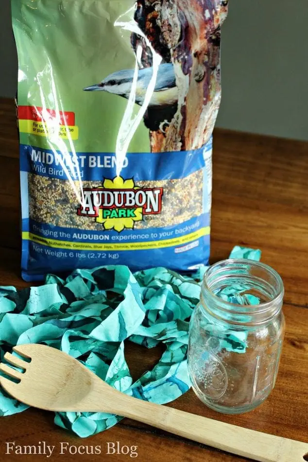 Make bird feeder with Mason Jar 