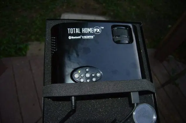 outdoor movie screen projector