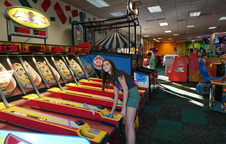 chuck e cheese arcade
