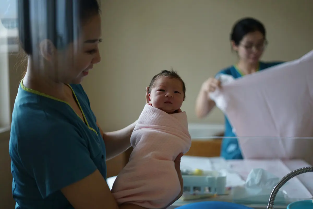 how to become a nurse midwife