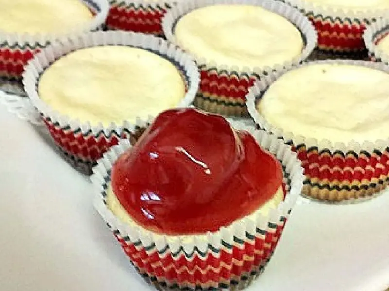 mini cheesecakes with vanilla wafers