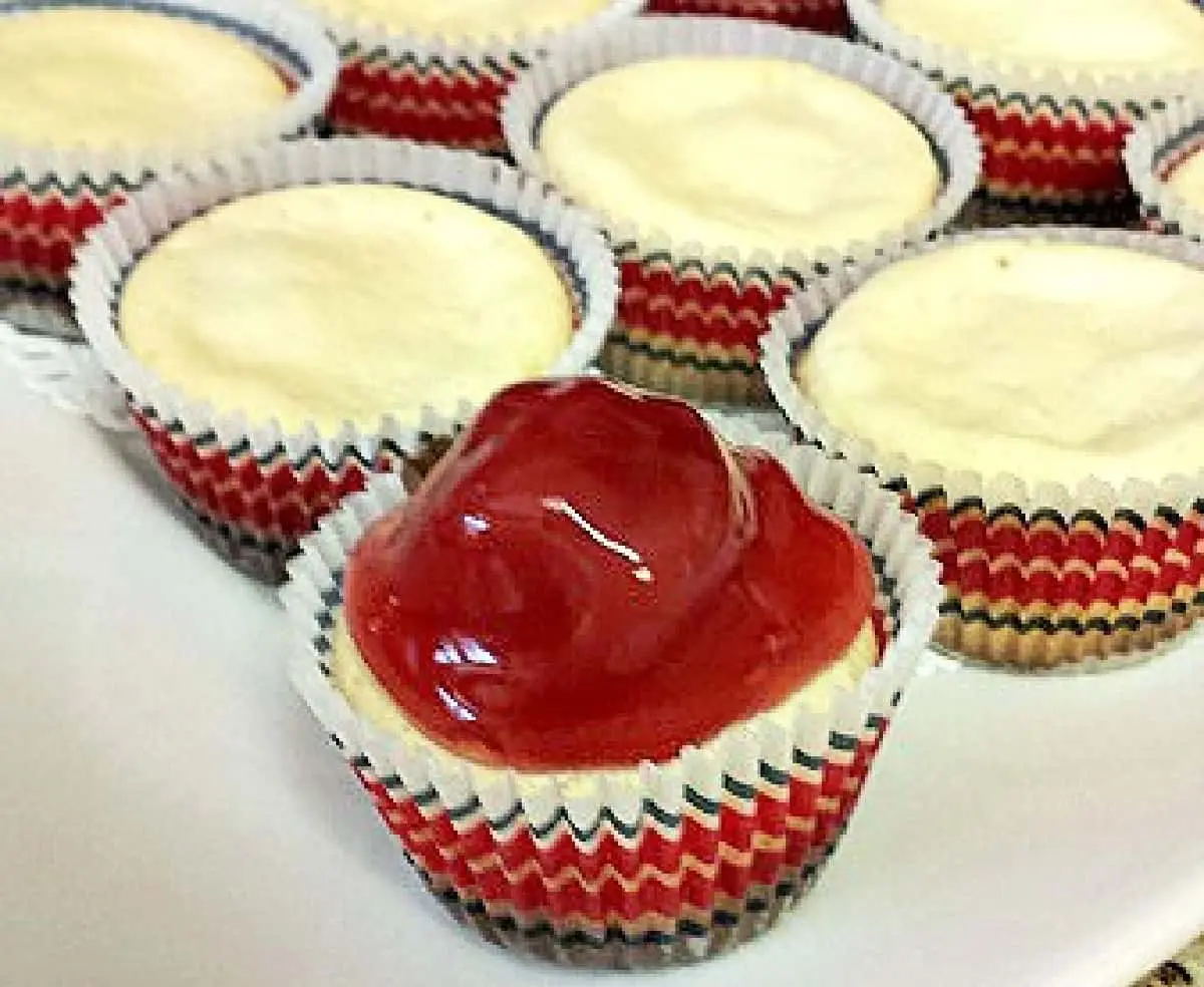 mini cheesecakes with vanilla wafers