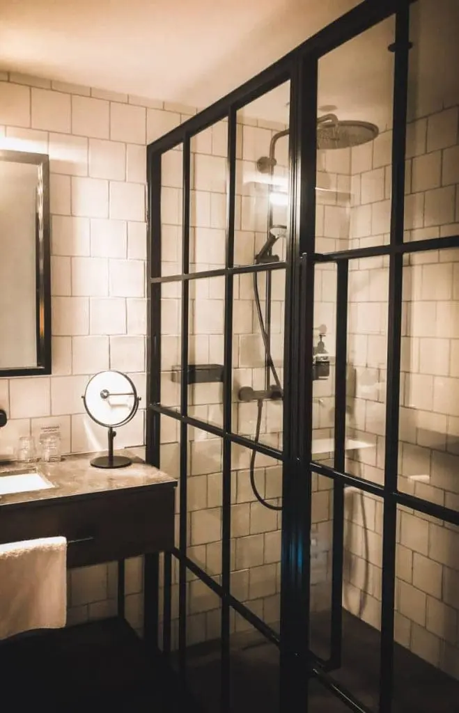mens bathroom decor style