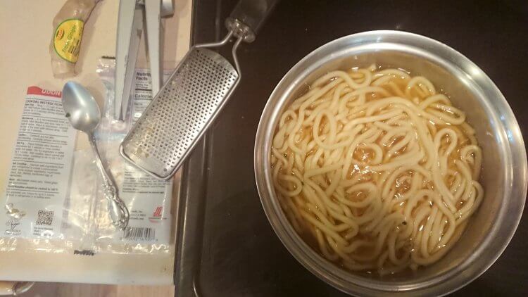 cooking udon noodles