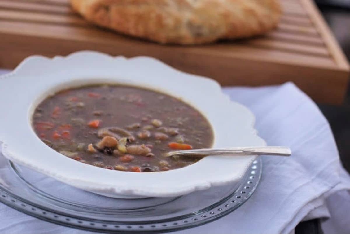 https://familyfocusblog.com/wp-content/uploads/2021/09/bean-soup-with-a-ham-bone.jpg
